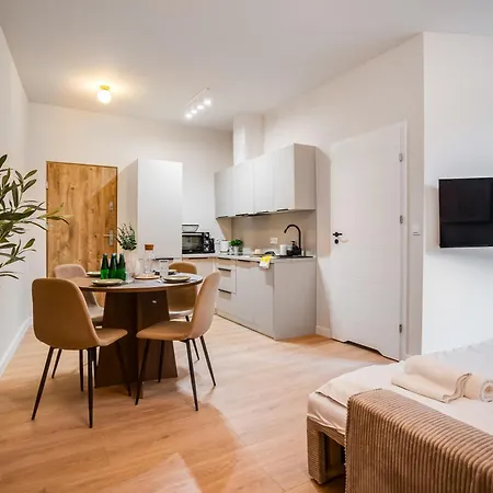 Elegancki Z Miejscem Do Pracy Obok Mtp Apartman *
